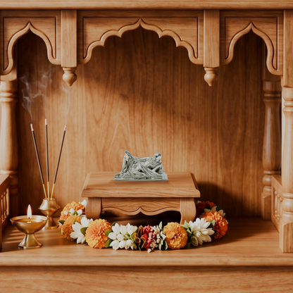 Neem Karoli Baba Idol in Silver Finish| Guru Ji Murti for Home, Office
